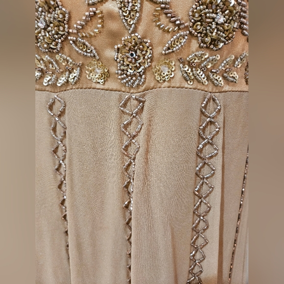 Beautiful gold beaded halter style evening dress - Picture 4 of 10